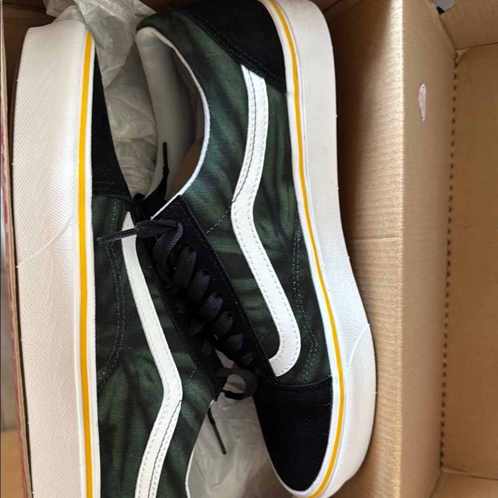 Vans Men's Black and Green Sneakers